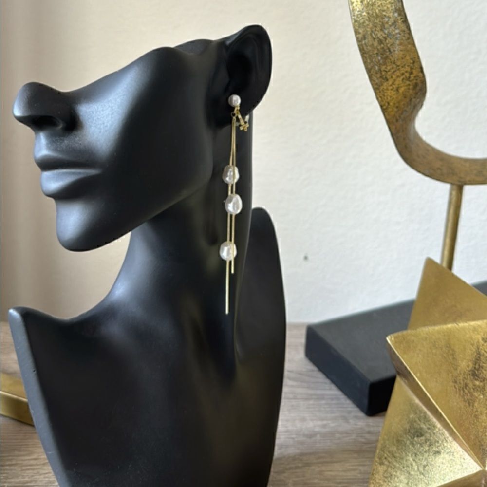 Pearl drop clip on earrings A725